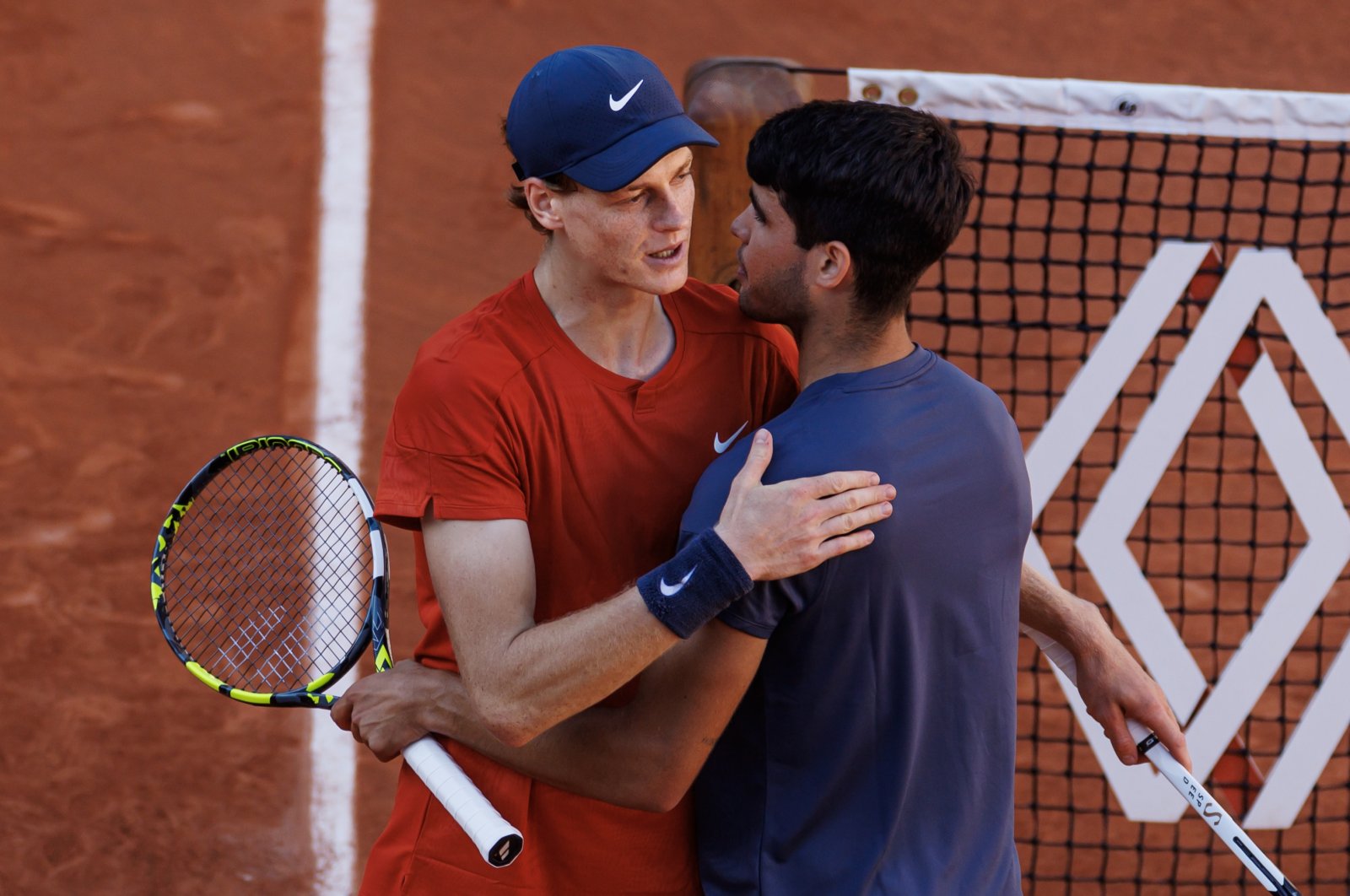 Spain&#039;s Carlos Alcaraz (R) shakes hands with Italy&#039;s Jannik Sinner after beating him in the semifinal of the men&#039;s singles at Roland Garros, Paris, France, June 7, 2024. (Getty Images Photo)