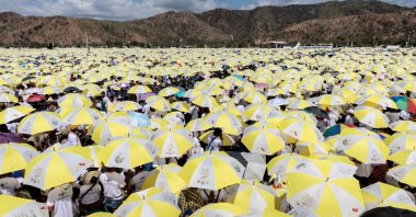 Catholic faithful wait for Pope Francis to lead a holy Mass at Taci Tolu Park in Dili, East Timor, Sept. 10, 2024. (Reuters Photo)