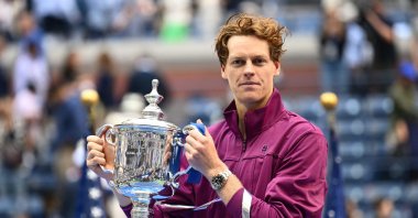 Italy&#039;s Jannik Sinner holds the trophy after winning his men&#039;s final match against U.S.&#039; Taylor Fritz on Day 14 of the U.S. Open tennis tournament at the USTA Billie Jean King National Tennis Center, New York City, U.S., Sept. 8, 2024. (AFP Photo)