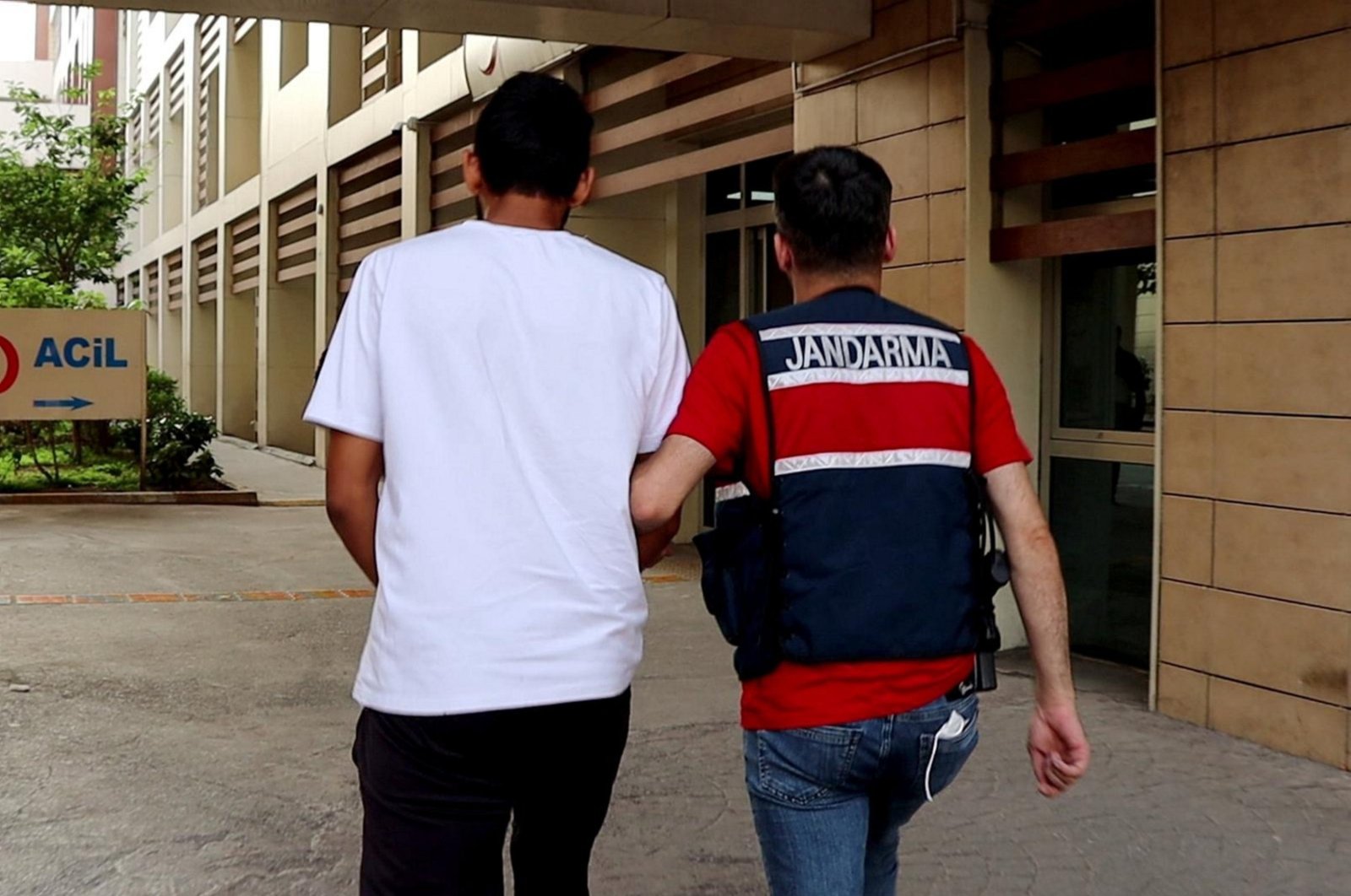 A gendarmerie officer escorts a Daesh suspect in southern Mersin province, Türkiye, June 5, 2024. (AA Photo)