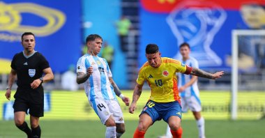 Colombia&#039;s James Rodriguez (R) in action with Argentina&#039;s Enzo Fernandez during the World Cup&#039;s South American Qualifiers match at the Estadio Metropolitano, Barranquilla, Colombia, Sept. 10, 2024. (Reuters Photo) 