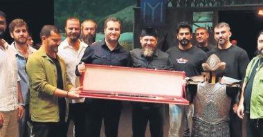 Chechen President Ramzan Kadyrov (C), Burak Özçivit (R) and the crew pose for a photo together with a traditional Turkish sword. (Sabah Photo)