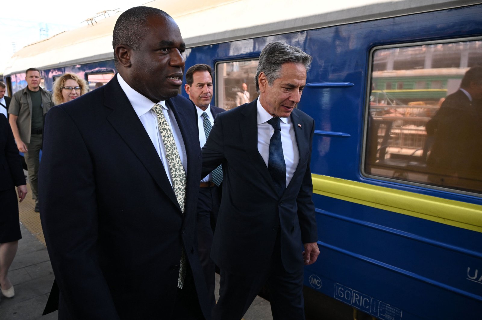 British Foreign Secretary David Lammy (L) and U.S. Secretary of State Anthony Blinken arrive at Kyiv train station in Kyiv, Ukraine, Sept. 11, 2024. (AFP Photo)