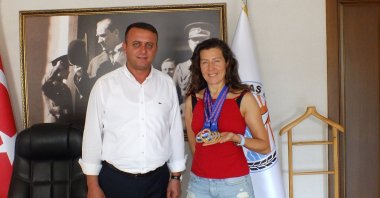 National athlete and free-diving record holder Birgül Erken (R) poses for a photo with Kaş Deputy Mayor Şükrü Koçak in his office, Kaş, Türkiye, Sept. 6, 2024. (AA Photo)