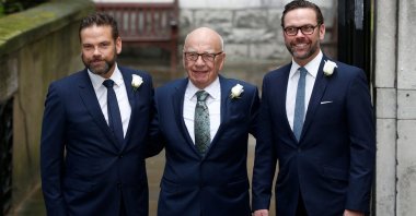 Media mogul Rupert Murdoch (C) poses for a photograph with his sons Lachlan (L) and James as they arrive at St Bride&#039;s church, London, U.K., March 5, 2016. (Reuters Photo)