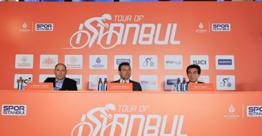 Istanbul Mayor Ekrem İmamoğlu (C) speaks ahead of the Tour of Istanbul, Istanbul, Türkiye, Sept. 4, 2024. (DHA Photo)