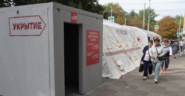 Civilians evacuated from the Kursk regional border area with Ukraine, wait to receive humanitarian aid and medical care delivered by the Russian Red Cross in downtown Kursk, Russia, Sept. 10, 2024. (EPA Photo)