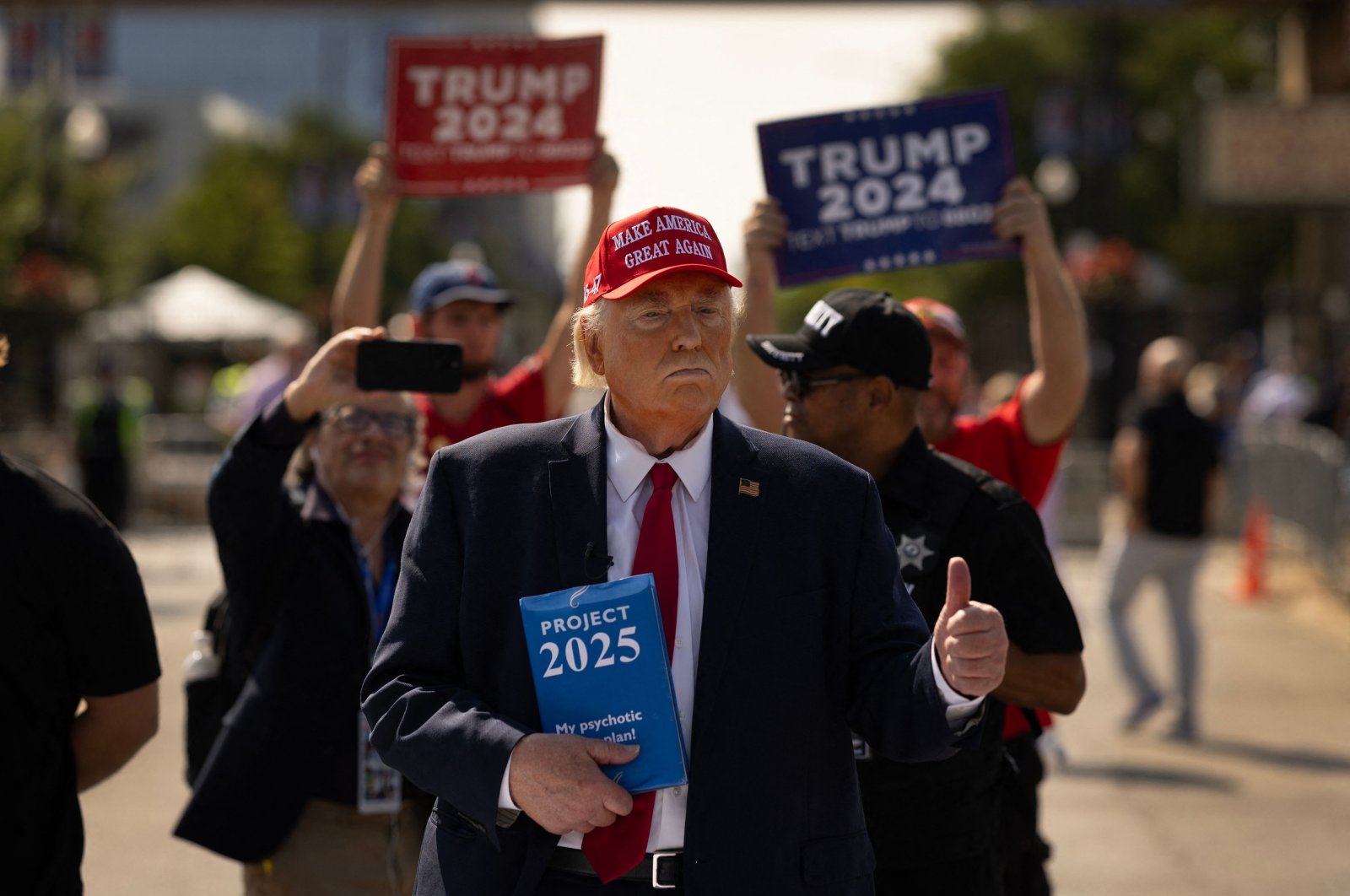 An impersonator of Republican presidential candidate and former President Donald Trump greets people outside the Democratic National Convention (DNC), Chicago, Illinois, U.S.,  Aug. 22, 2024.  (AFP Photo)