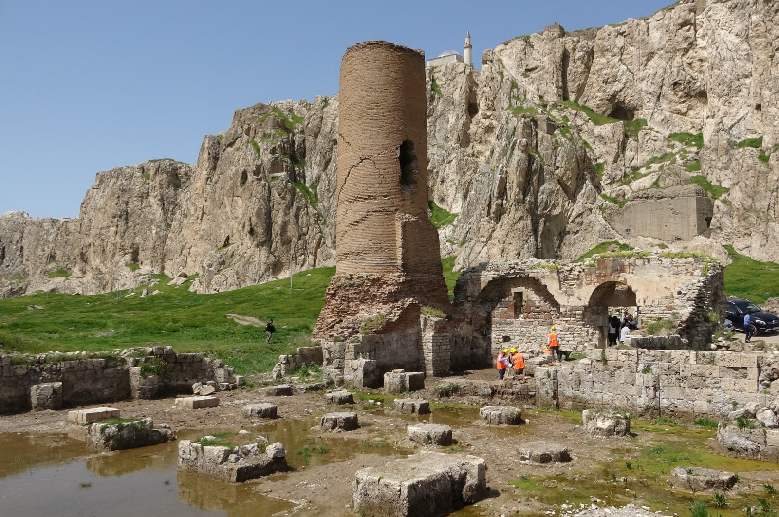 Van&#039;s Grand Mosque minaret&#039;s core is weakened and near collapse, showing visible cracks, Van, Türkiye, Sept. 12, 2024. (IHA Photo)