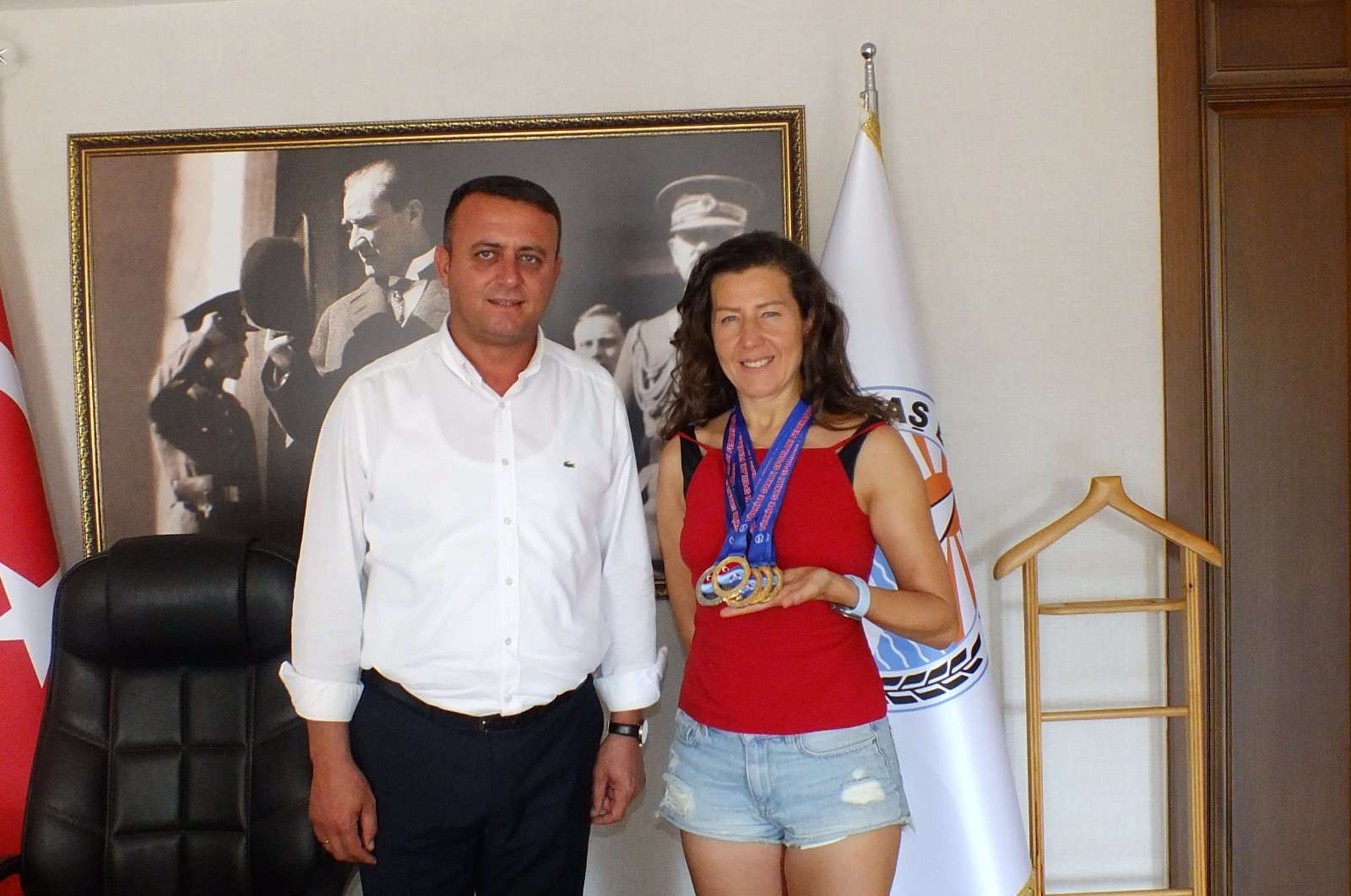 National athlete and free-diving record holder Birgül Erken (R) poses for a photo with Kaş Deputy Mayor Şükrü Koçak in his office, Kaş, Türkiye, Sept. 6, 2024. (AA Photo)