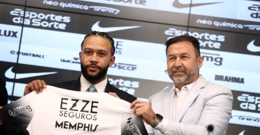 New Corinthians player Memphis Depay (L) with Corinthians president Augusto Melo during the presentation, Sao Paulo, Brazil, Sept. 12, 2024. (Reuters Photo) 