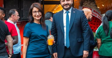 Juan Valdez, representing Colombia’s renowned coffee brand, joins Büyükelçi Yaprak Balkan (L) and Cengiz Deveci for the opening of their new store in Ankara’s Kızılay district. (Courtesy of Juan Valdez)