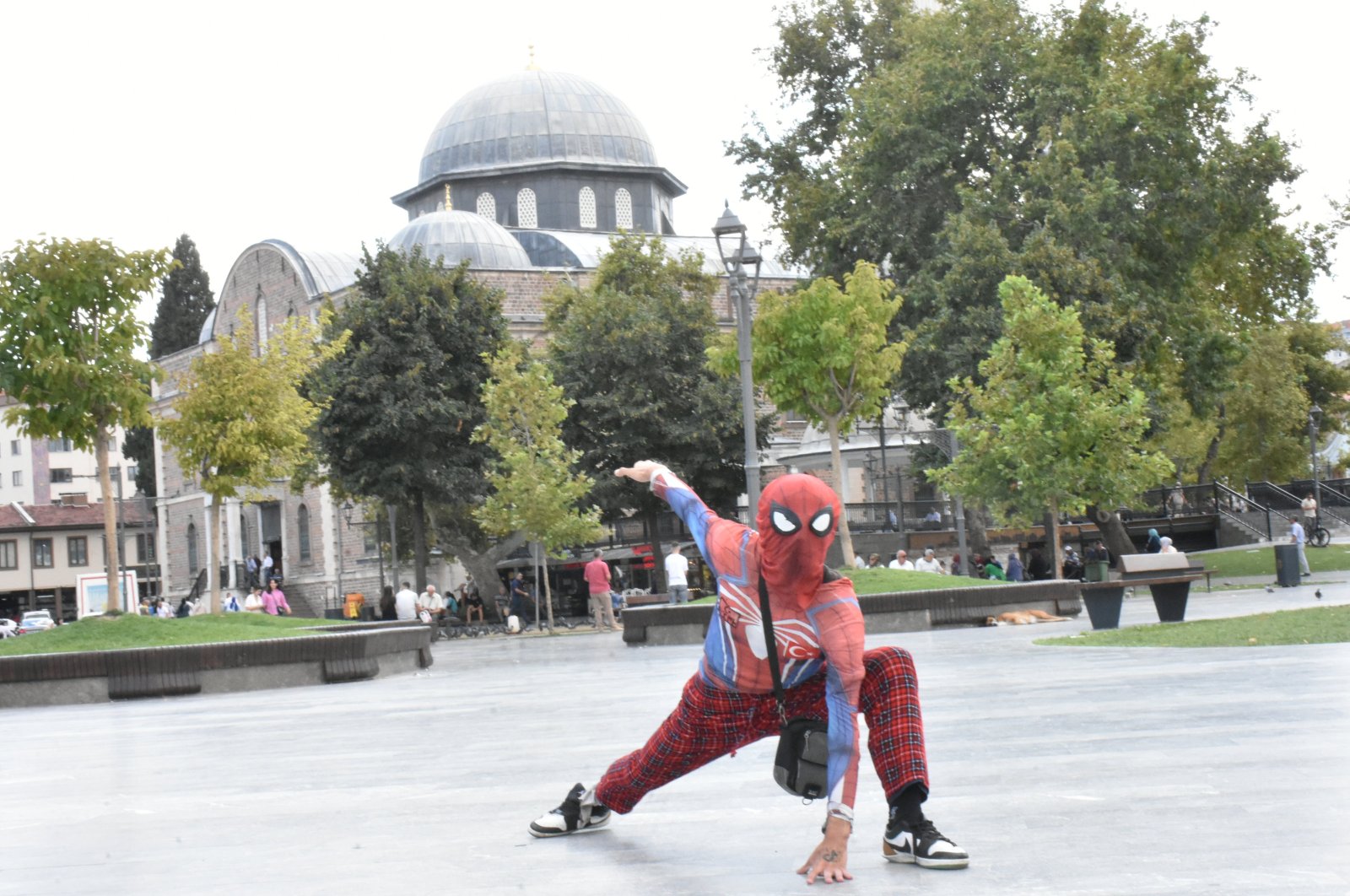 Ayaz Koç, known as &quot;Turkish Spider-Man,&quot; poses in front of a historic mosque during his nationwide tour, Balıkesir, western Türkiye, Sept. 12, 2024. (AA Photo)