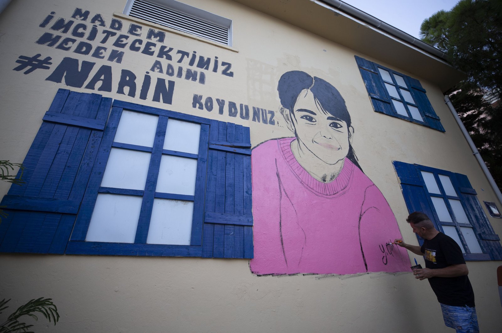 Tourism operator Yusuf Çolak paints a portrait of 8-year-old Narin Güran, whose lifeless body was found after she went missing in Diyarbakır, on an electrical transformer across from his shop, in Didim, Aydın, western Türkiye, Sept. 12, 2024. (AA Photo)