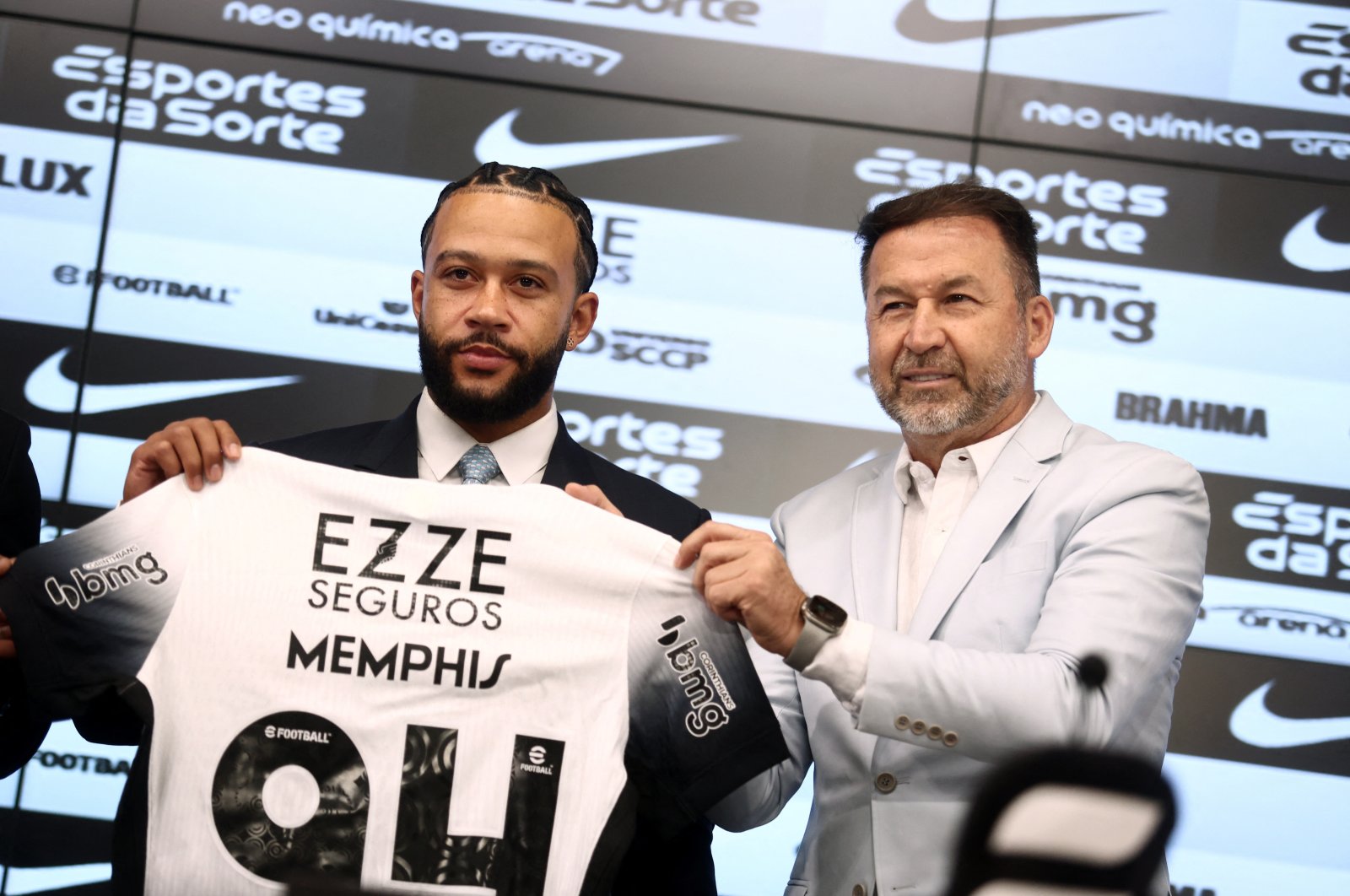 New Corinthians player Memphis Depay (L) with Corinthians president Augusto Melo during the presentation, Sao Paulo, Brazil, Sept. 12, 2024. (Reuters Photo) 