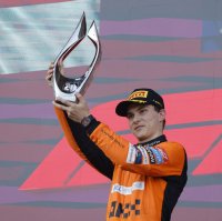 McLaren&#039;s Oscar Piastri celebrates with the trophy after winning the Azerbaijan Grand Prix, Baku, Azerbaijan, Sept. 15, 2024. (Reuters Photo)