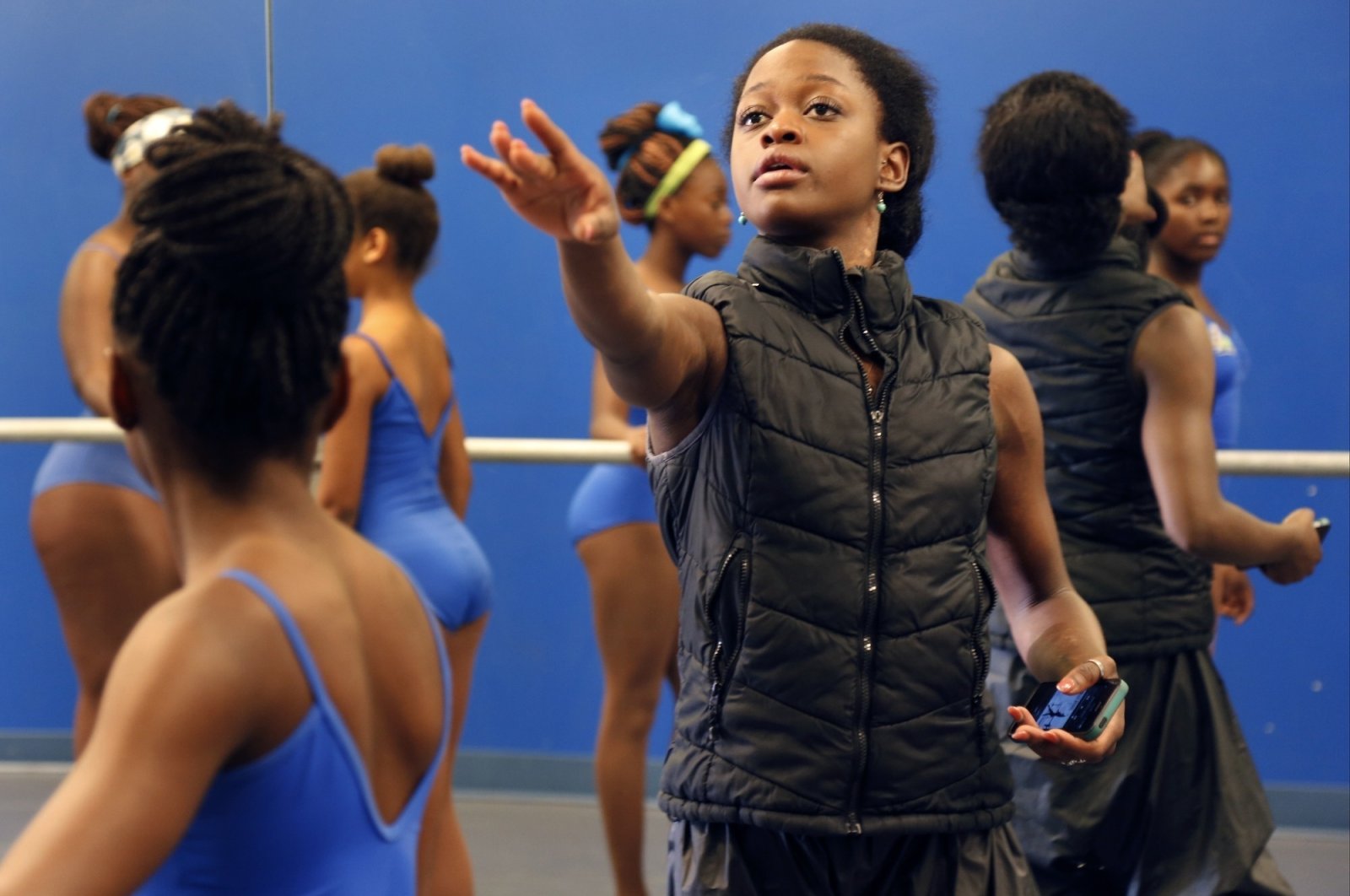 Michaela DePrince (C) instructs intermediate ballet students at BE Dance Studios, Miami Gardens, U.S., July 14, 2015. (AP Photo)