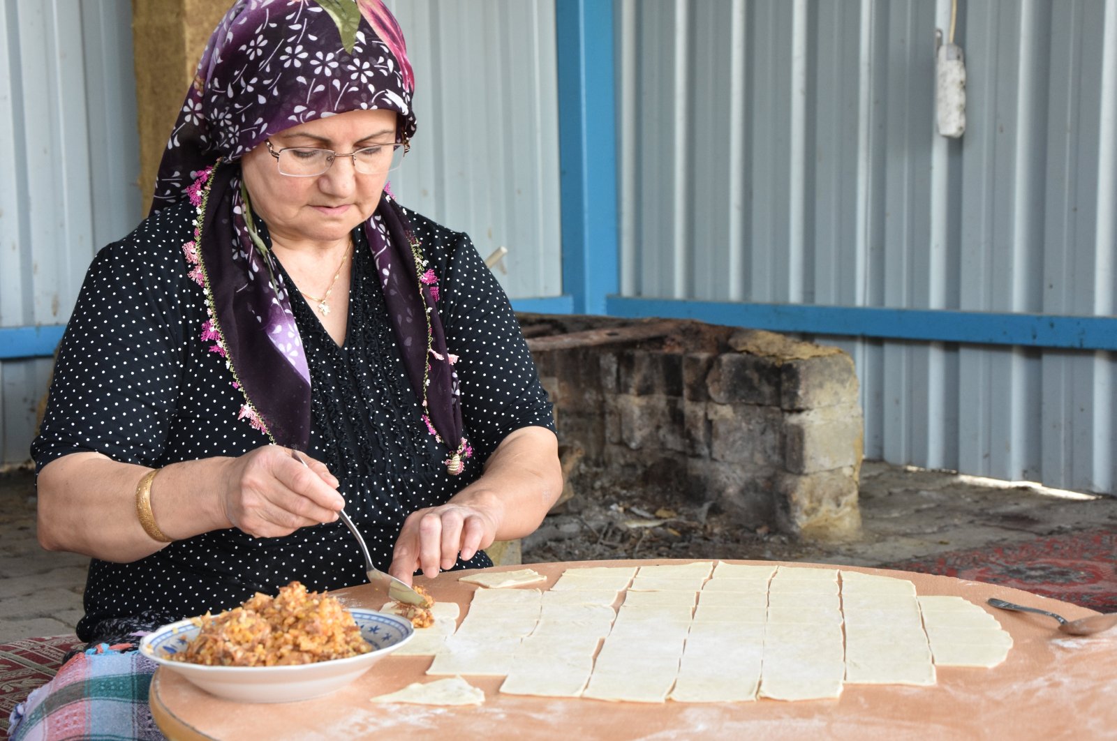 A woman makes &quot;sini mantısı&quot; in the traditional way in Tekirdağ, Türkiye, Sept. 15, 2024. (AA Photo)