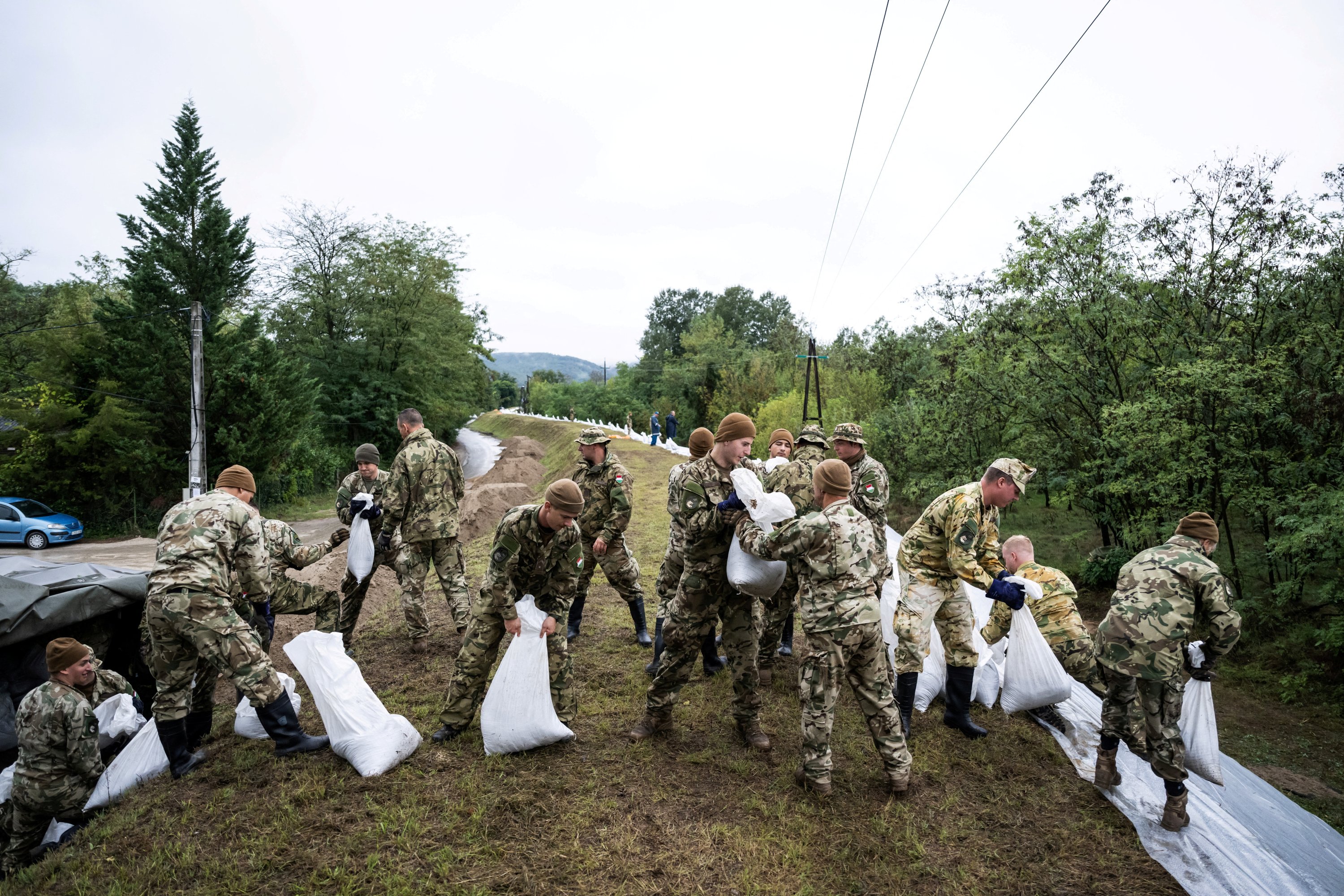 Soldiers carry sandbags to strengthen the dam along the river Danube in Pilismarot, Hungary, Sept. 16, 2024. (Reuters Photo)