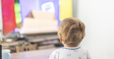 Experts recommend a maximum of 30 minutes of screen time for children aged 3-6, monitored and guided by parents. (Getty Images Photo)