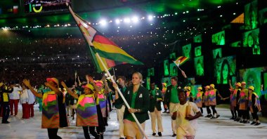 Team Zimbabwe flag bearer Kirsty Coventry (C) leads her team during the opening ceremony of the Rio 2016 Olympic Games at Maracana Stadium, Rio de Janeiro, Brazil, Aug. 5, 2016. (Getty Images Photo)