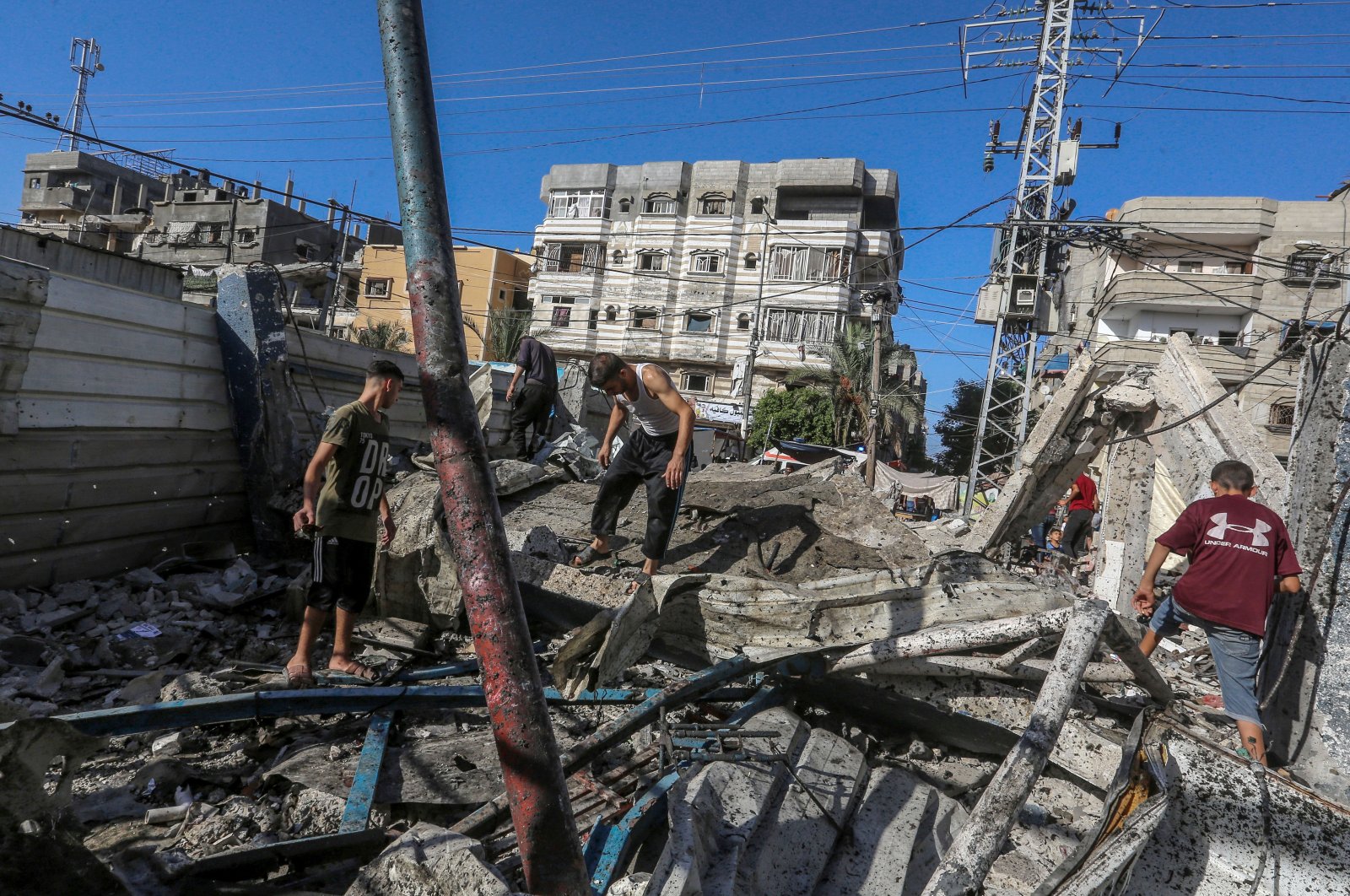 Palestinians search for missing people under the rubble of a destroyed UNRWA-run school following an Israeli airstrike in Al-Nuseirat refugee camp, central Gaza Strip, Sept. 11, 2024. (EPA Photo)