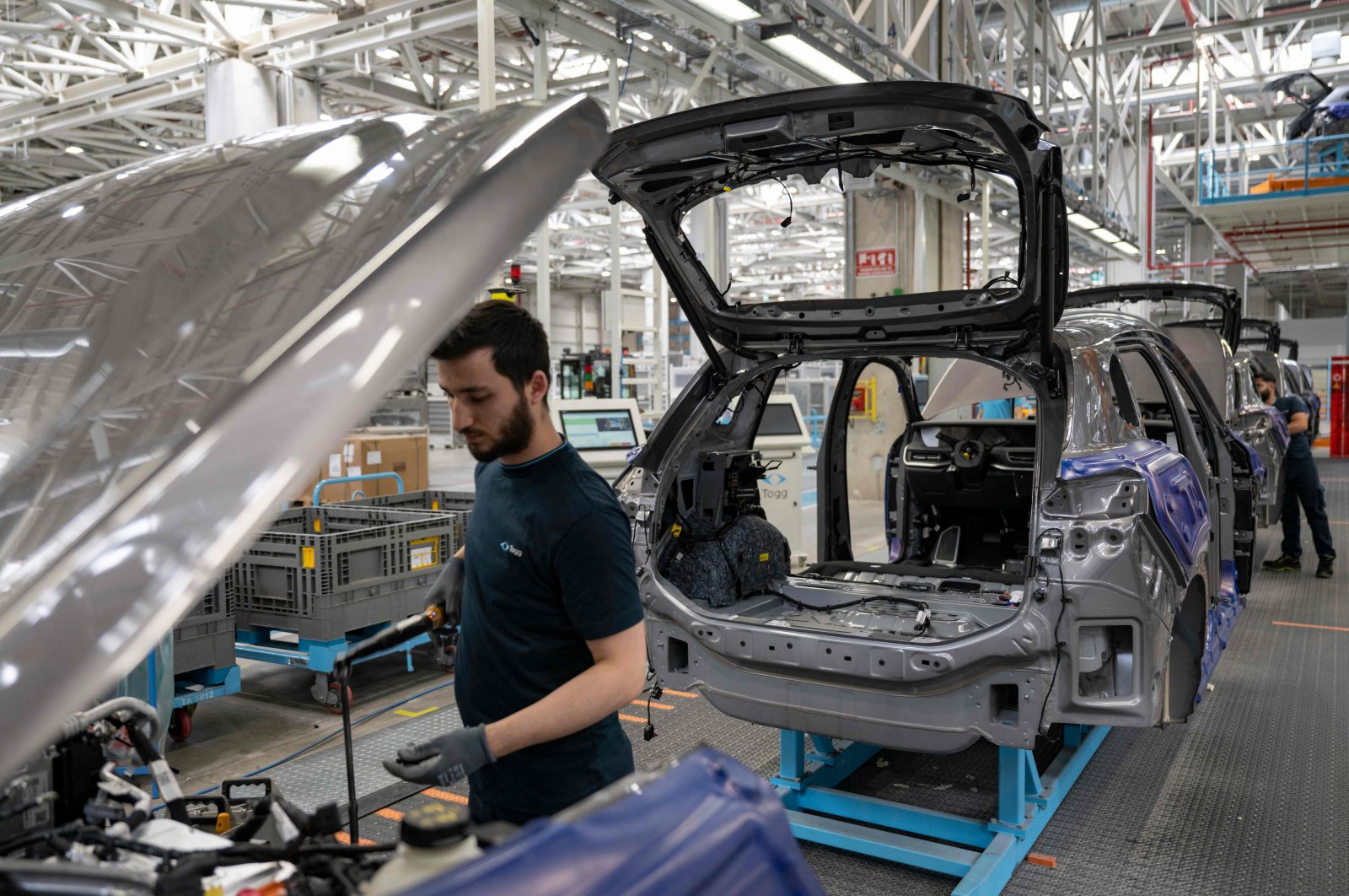 Employees working on a car assembly line at a factory of Togg at the Gemlik Togg Technology Campus, Bursa, northwestern Türkiye, May 17, 2024. (AFP Photo)