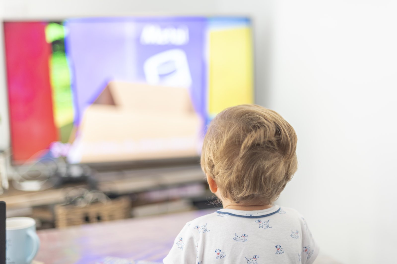 Experts recommend a maximum of 30 minutes of screen time for children aged 3-6, monitored and guided by parents. (Getty Images Photo)