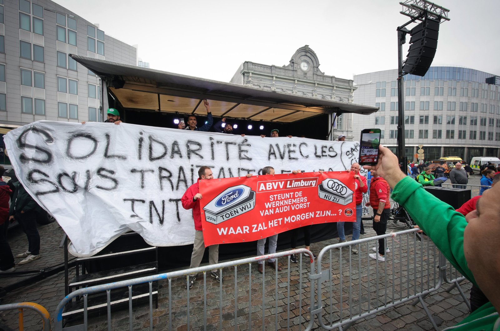 Trade unions and workers stage a protest against the potential layoffs in the Forest plant of car manufacturer Audi in front of the European Parliament in Brussels, Belgium, Sept. 16, 2024. (EPA Photo)