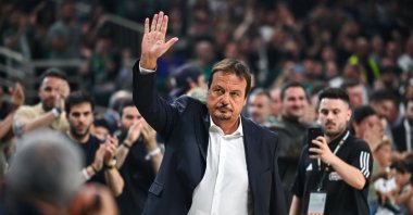 Head coach Ergin Ataman of Panathinaikos Athens waves during the Euroleague, Playoff D, Game 5, match between Panathinaikos Athens and Maccabi Playtika Tel Aviv at Oaka Altion, Athens, Greece, May 7, 2024. (Getty Images Photo)