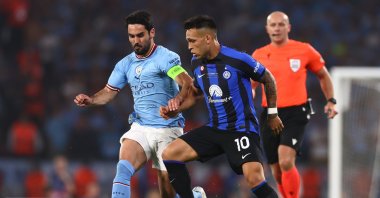 Manchester City&#039;s Ilkay Gündoğan (L) competes with Inter Milan&#039;s Lautaro Martinez during the UEFA Champions League 2022/23 final match at the Atatürk Olympic Stadium, Istanbul, Türkiye, June 10, 2023. (Getty Images Photo)