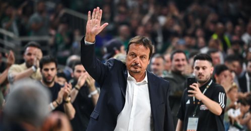 Head coach Ergin Ataman of Panathinaikos Athens waves during the Euroleague, Playoff D, Game 5, match between Panathinaikos Athens and Maccabi Playtika Tel Aviv at Oaka Altion, Athens, Greece, May 7, 2024. (Getty Images Photo)