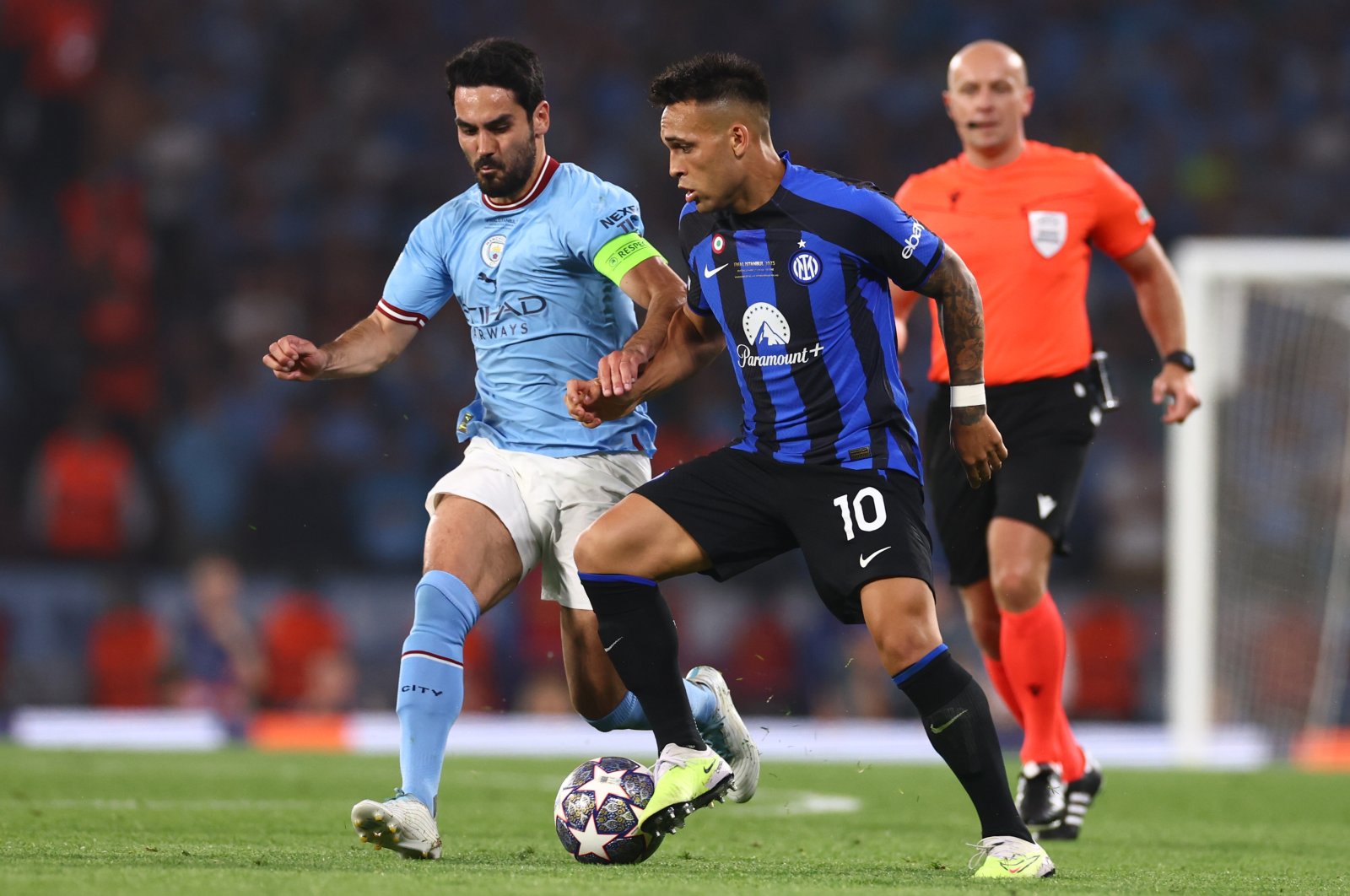 Manchester City&#039;s Ilkay Gündoğan (L) competes with Inter Milan&#039;s Lautaro Martinez during the UEFA Champions League 2022/23 final match at the Atatürk Olympic Stadium, Istanbul, Türkiye, June 10, 2023. (Getty Images Photo)