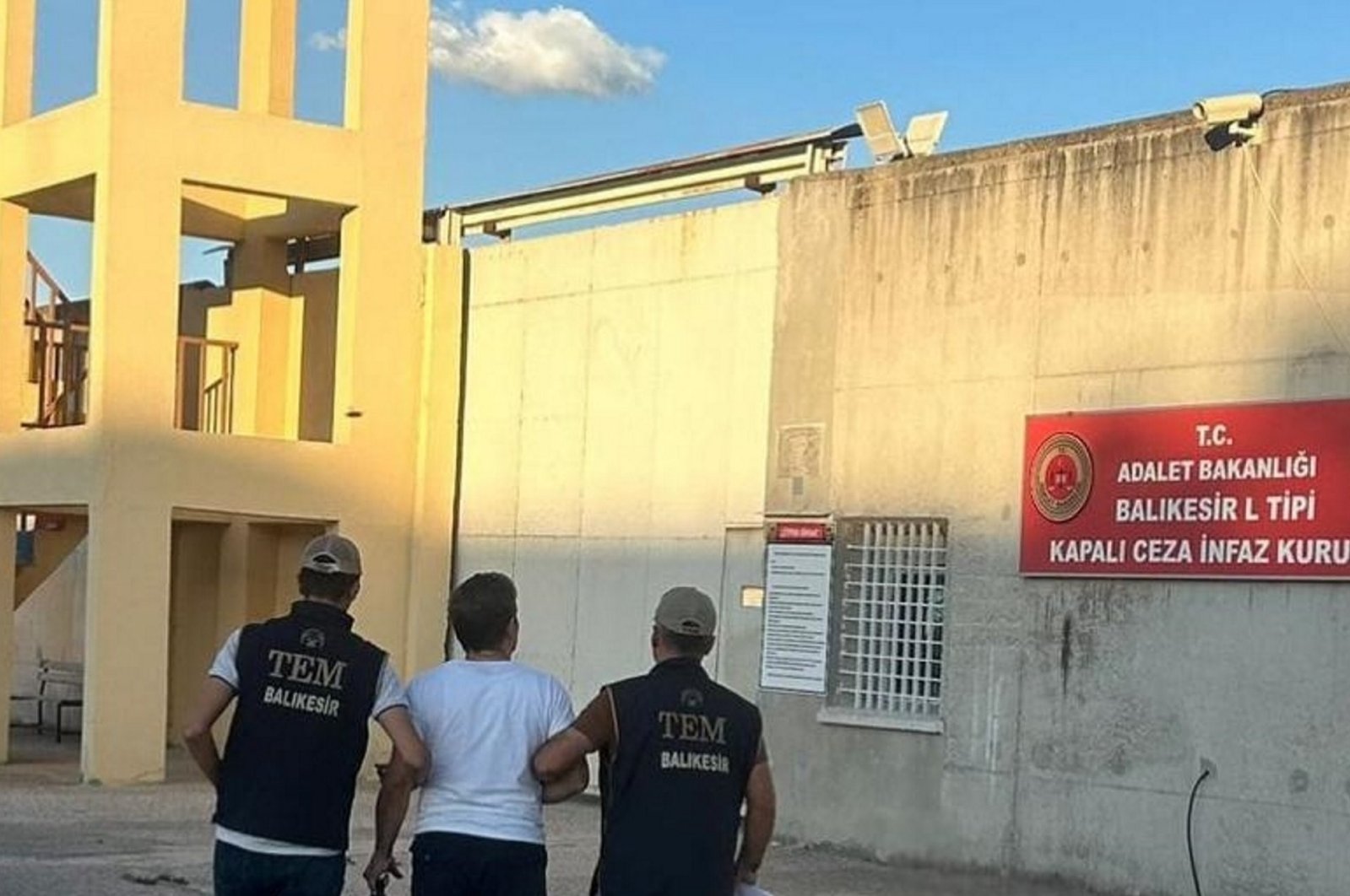 Police escort a wanted FETÖ terrorist to a prison in the western Balıkesir province, Türkiye, Sept. 16, 2024. (AA Photo)