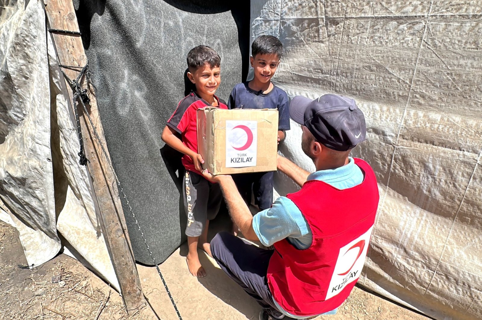 A Turkish Red Crescent (Kızılay) team member delivers aid to homes in Gaza, Palestine, Sept. 17, 2024. (IHA Photo)