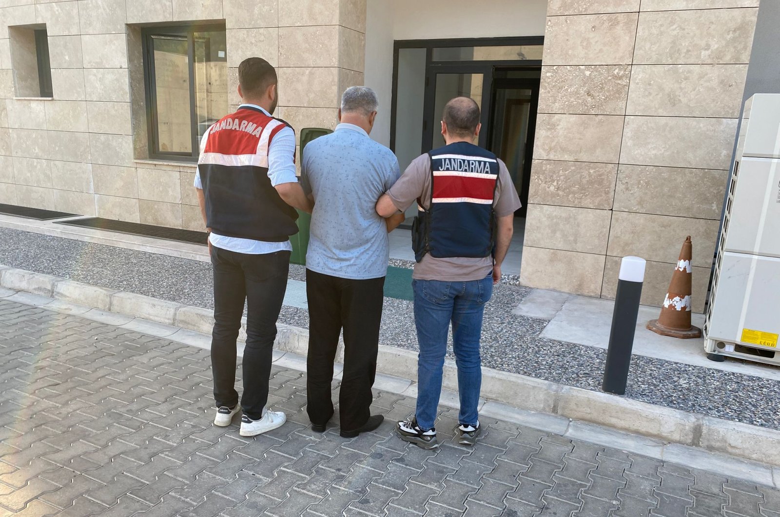 Gendarmerie officers escort a PKK/YPG suspect to the courthouse in western Izmir province, Türkiye, Sept. 18, 2024. (DHA Photo)