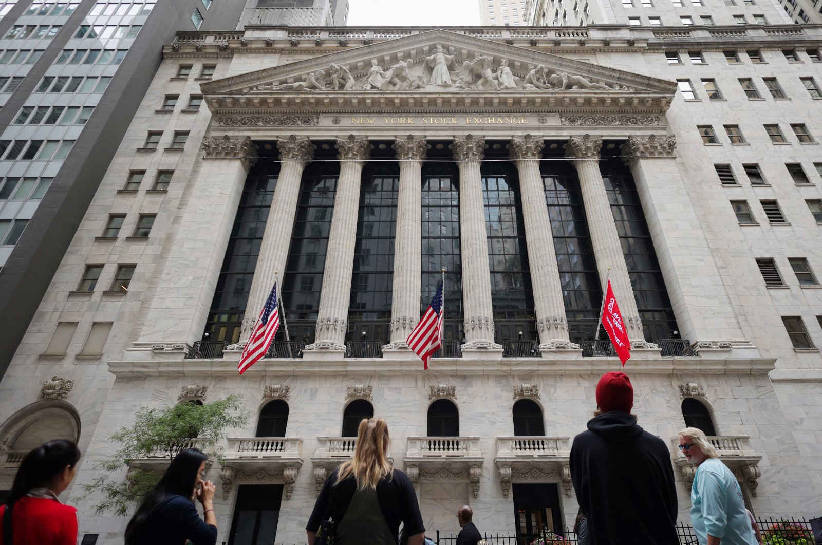 
People look toward the New York Stock Exchange (NYSE) before the Federal Reserve announcement in New York City, U.S., Sept. 18, 2024. (Reuters Photo)