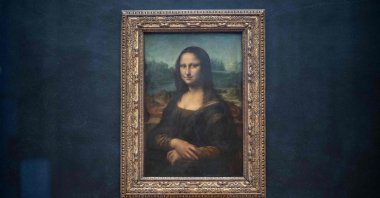 The portrait of Lisa Gherardini, wife of Francesco del Giocondo, known as the Mona Lisa, painted by Italian artist Leonardo da Vinci, is displayed in the "Salle des Etats" of the Louvre Museum in Paris, France, Jan. 8, 2021. (AFP Photo)