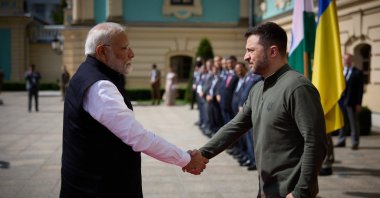 Ukraine's President Volodymyr Zelenskyy (R) greets Indian Prime Minister Narendra Modi in Kyiv, Ukraine, Aug. 23, 2024. (AFP Photo)