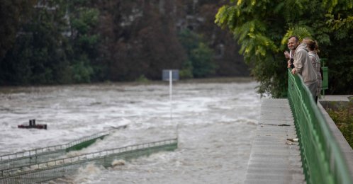 Citizens of Wroclaw stand on the embankment of the Oder river in Wroclaw, Poland, Sept. 19, 2024. (AFP Photo)