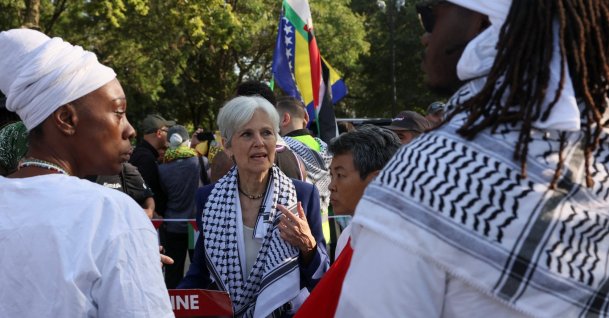 Jill Stein looks on after speaking to demonstrators during a protest in support of Palestinians in Gaza, on the sidelines of the Democratic National Convention (DNC) in Chicago, Illinois, U.S., Aug. 21, 2024. (Reuters File Photo)