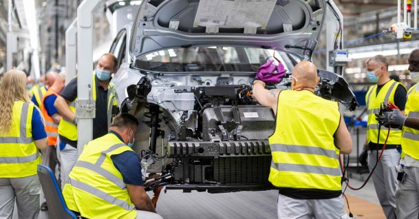 Employees work at the assembly line of the Volkswagen (VW) ID 4 electric car of German carmaker Volkswagen, in the production site of Emden, northern Germany, May 20, 2022. (AFP File Photo)