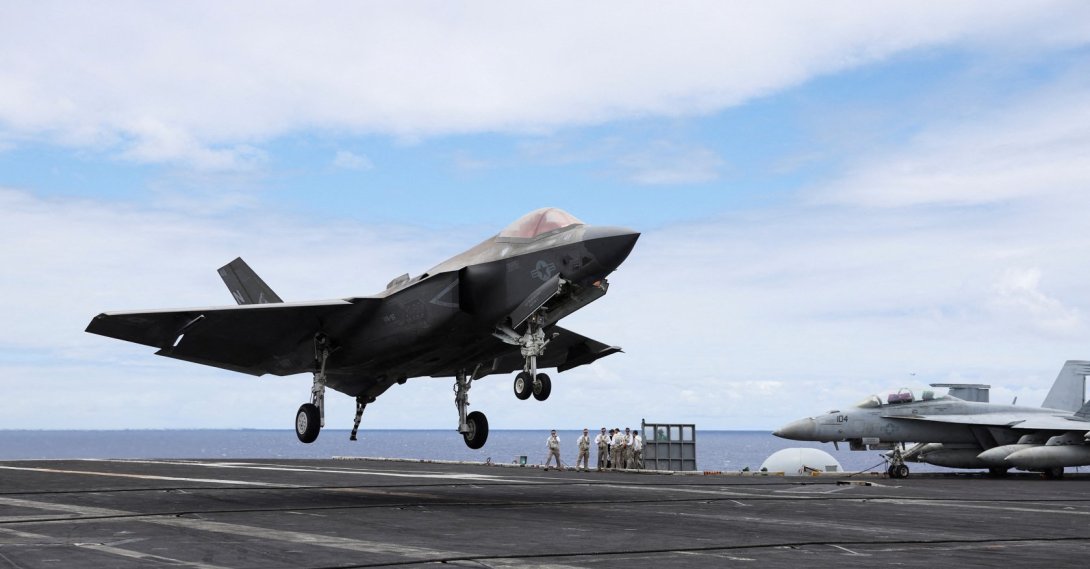 An F-35 jet lands on the runway of the USS Carl Vinson aircraft carrier during the Rim of the Pacific (RIMPAC) military exercises about 100 miles south of Oahu, Hawaii, U.S. July 19, 2024. (Reuters File Photo)