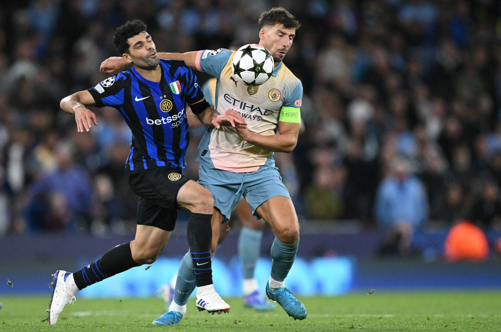 Inter Milan&#039;s Iranian forward Mehdi Taremi (L) vies with Manchester City&#039;s Portuguese defender Ruben Dias (R) during their UEFA Champions League match, in Manchester, U.K., Sept. 18, 2024 (AFP Photo)