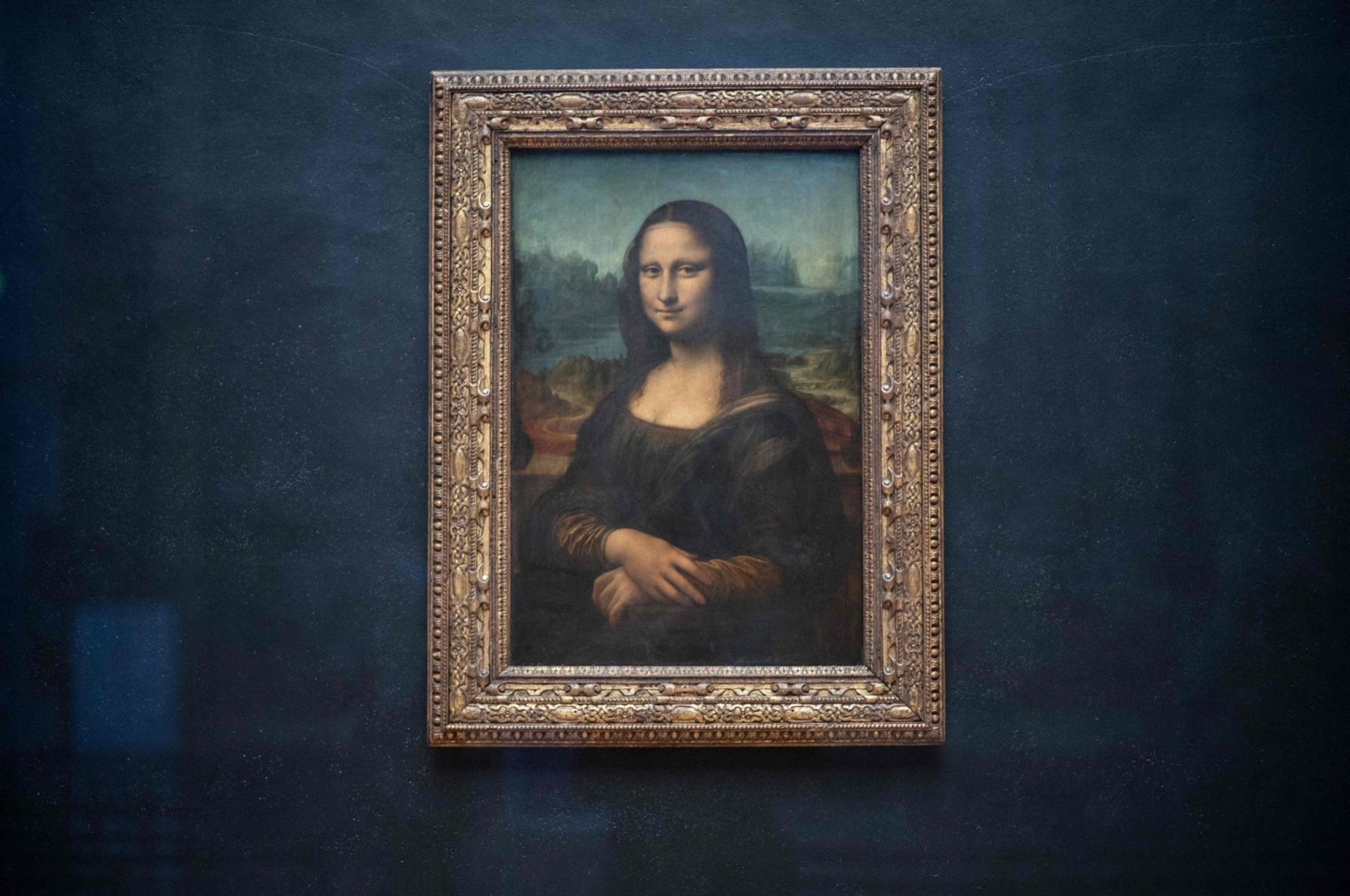 The portrait of Lisa Gherardini, wife of Francesco del Giocondo, known as the Mona Lisa, painted by Italian artist Leonardo da Vinci, is displayed in the &quot;Salle des Etats&quot; of the Louvre Museum in Paris, France, Jan. 8, 2021. (AFP Photo)