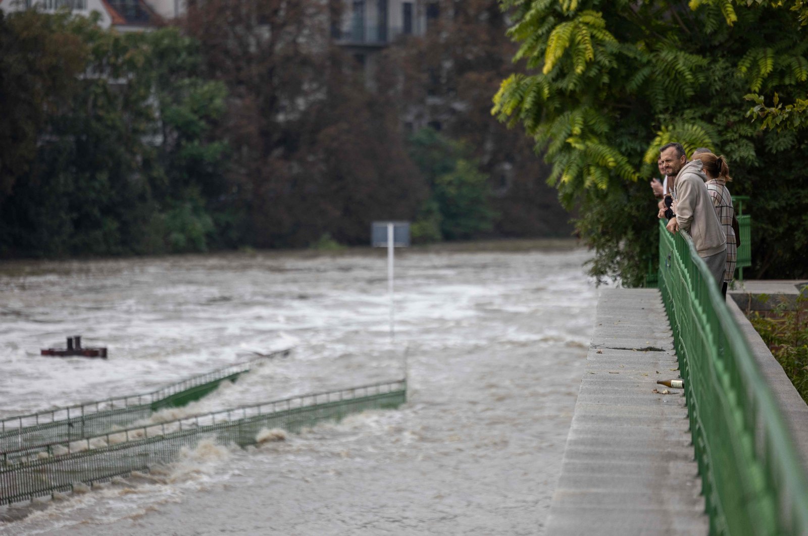 Citizens of Wroclaw stand on the embankment of the Oder river in Wroclaw, Poland, Sept. 19, 2024. (AFP Photo)