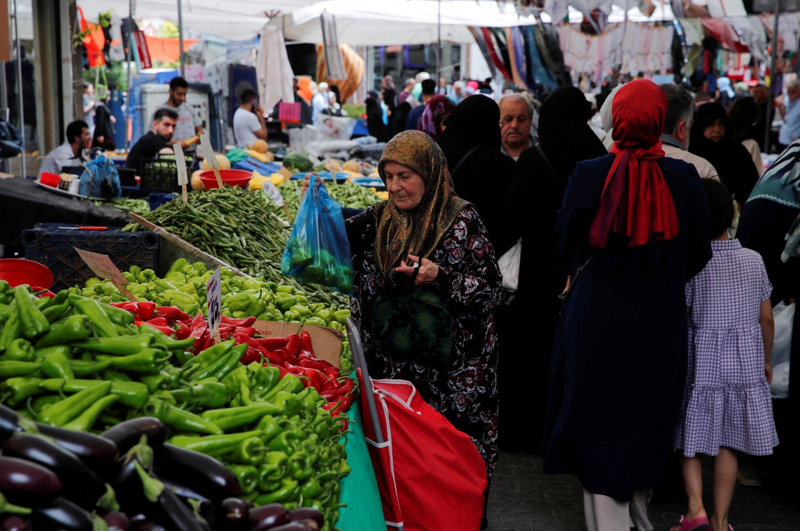 People shop at a fresh market, Istanbul, Türkiye, July 5, 2023. (Reuters Photo)