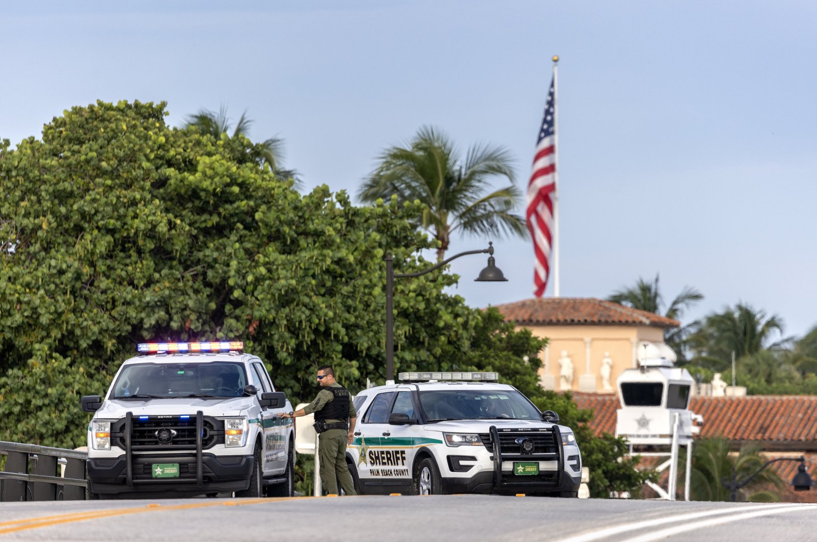 Police officers guard the entrance of Former President Donald Trump&#039;s Mar a Lago club in West Palm Beach, Florida, Sept. 16, 2024. (EPA Photo)