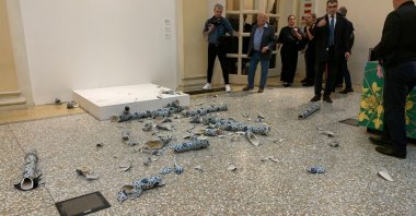 Pieces of &quot;Porcelain Cube&quot; by artist Ai Weiwei lay scattered on the floor after being smashed by a man during the opening exhibition, Bologna, Italy, Sept. 20, 2024. (Reuters Photo)
