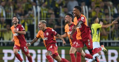 Galatasaray&#039;s Lucas Toreira (2nd L) celebrates with his teammates after a goal against Fenerbahçe, Istanbul, Türkiye, Sept. 21, 2024. (AFP Photo)